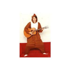 中古生写真(男性) 沢城千春/全身・衣装茶・白・トナカイの着ぐるみ・両手ギター・ソファ赤・背景白/「沢城千春＆前内孝文＆fin 12月誕生
