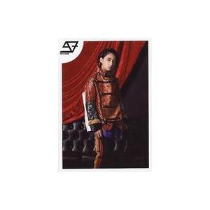 中古生写真(男性) SUPER★DRAGON/柴崎楽/膝上・衣装オレンジ・後ろにソファ・カーテン赤・背景黒/生写真セット〜第5.5弾〜