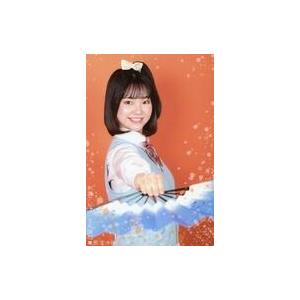 中古生写真(女性) 池澤汐音/上半身・衣装白・水色・制服・右手伸ばし・扇子・体右向き・背景オレンジ・ポストカードサイズ/