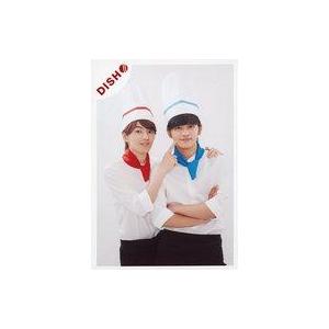 中古生写真(男性) DISH///北村匠海(TAKUMI)・矢部昌暉(MASAKI)/上半身・衣装白・黒・コック帽・スカーフ赤・水色・北村腕組み・矢