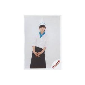 中古生写真(男性) DISH///北村匠海(TAKUMI)/膝上・衣装黒・白・コック帽・スカーフ水色・両手組み・体やや右傾け・背景白/「皿vsス