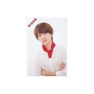 中古生写真(男性) DISH///矢部昌暉(MASAKI)/上半身・衣装白・スカーフ赤・腕組み・背景白/「皿vsスラ“世界サラ一級タイトルマッチ