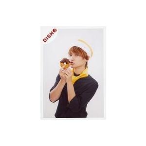中古生写真(男性) DISH///橘柊生(To-i)/上半身・衣装黒・コック帽・スカーフ黄・両手ドーナツ・顔左向き・背景白/「皿vsスラ“世界