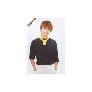 中古生写真(男性) DISH///橘柊生(To-i)/上半身・衣装黒・スカーフ黄・両手下げ・背景白/「皿vsスラ“世界サラ一級タイトルマッチ”