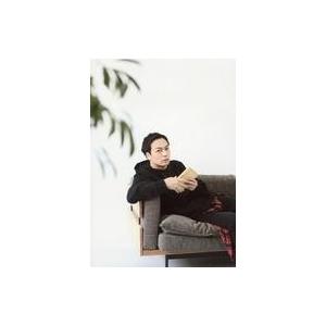 中古生写真(男性) 海老澤健次/膝上・衣装黒.赤・座り・ソファ・右向き・両手本/公式生写真