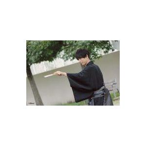 中古生写真(男性) 黒羽麻璃央/横型・膝上・衣装黒・紋付袴・左向き・左手扇子上げ・野外/第一回 黒羽麻璃央 on-