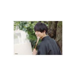 中古生写真(男性) 黒羽麻璃央/横型・バストアップ・衣装黒・紋付袴・左向き・振り向き・左手扇子・野外/第一回