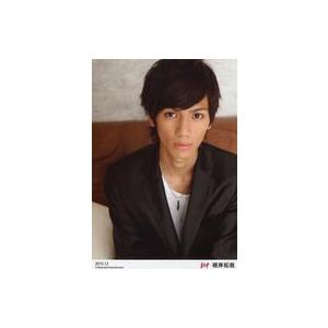 中古生写真(男性) D-BOYS/根岸拓哉/バストアップ・衣装黒・白・両手下・口閉じ・ソファ茶・「2015.12」/D-BOYSオフィシャルブロマイド〜