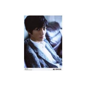 中古生写真(男性) D-BOYS/根岸拓哉/上半身・座り・衣装グレー・白・右向き・ソファ茶・「2016.01」/D-BOYSオフィシャルブロマイド〜演じてみた