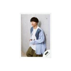 中古生写真(ジャニーズ) NEWS/増田貴久/膝上・衣装青.白・ボーダー柄・左向き・両手お腹・寄りかかり/オリジナルフォト/公式生写真