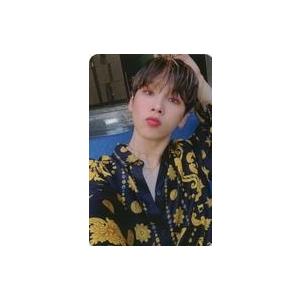 中古コレクションカード(男性) AB6IX/チョン・ウン(Woong)/衣装黒・黄・左手頭・裏面ベー...