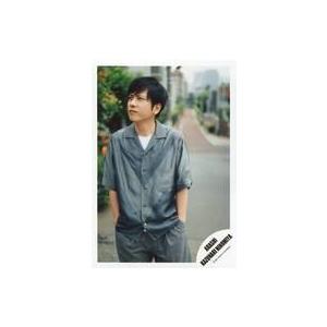 中古生写真(ジャニーズ) 嵐/二宮和也/膝上/二宮和也 アーティスト写真撮影オフショット/公式生写真