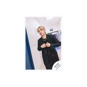 中古生写真(STARTO) KEY TO LIT/猪狩蒼弥/膝上/プロフィール写真撮影オフショット2...