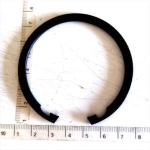フロントアクスルのハブのホールスナップリングの右側のみ 9004521163