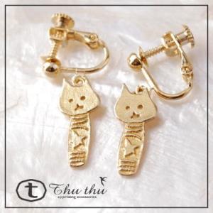 ねこけし きをつけ イヤリング ねこがこけしになりました。きをつけしてるみたいな縦タイプ。 thut...