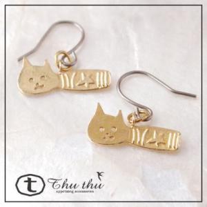 ねこけし 横 ピアス ねこがこけしになりました。なんか飛んでるみたいな横タイプ。 thuthu ap...