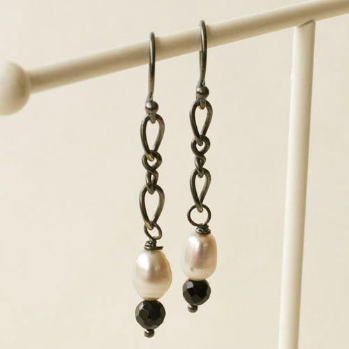紅女　joncher　淡水パール・オニキスシルバーピアス（いぶし）