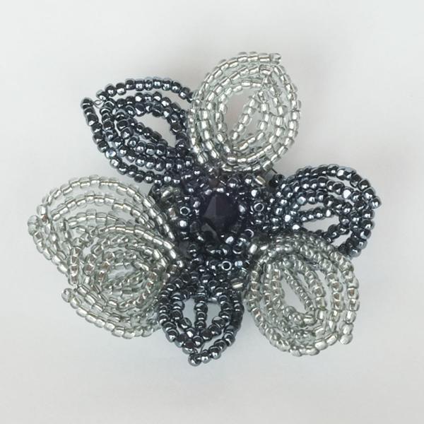 紅女　joncher　ビーズフラワーブローチ（モノトーン）　ビーズを使ったお花のコサージュ型ブローチ