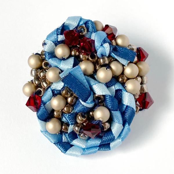 紅女　joncher　ビーズリボンミニブローチ（ブルー）　ビーズ・リボンを組み合わせたブローチ