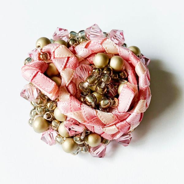 紅女　joncher　ビーズリボンミニブローチ（ピンク）　ビーズ・リボンを組み合わせたブローチ