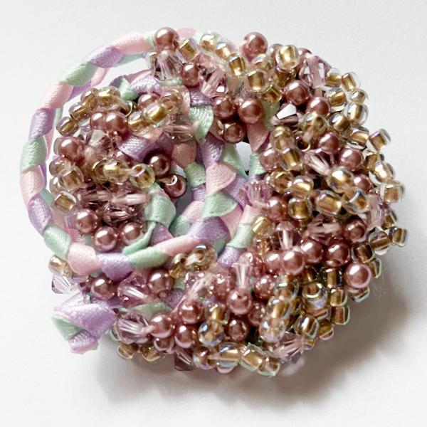 紅女　joncher　ビーズリボンくるくるブローチ（ライトパープル）　ビーズ・リボンを組み合わせたブ...