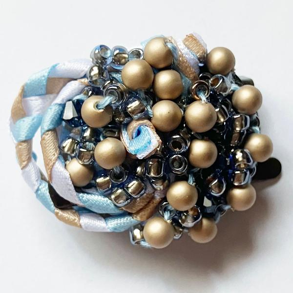 紅女　joncher　ビーズリボンくるくるミニクリップブローチ（ライトブルー）　クリップにもブローチ...