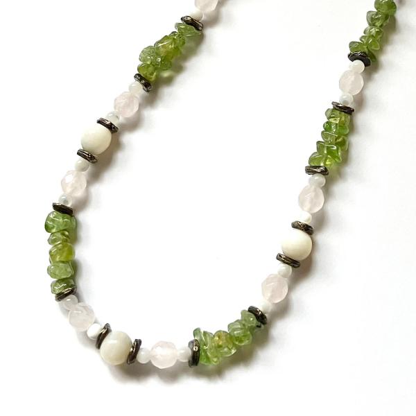紅女　joncher　白蝶貝・ペリドート・ローズクォーツネックレス