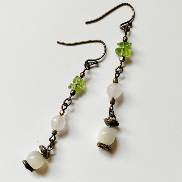 紅女　joncher　白蝶貝・ペリドート・ローズクォーツピアス