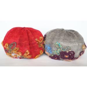 Ｍ．＆ＫＹＯＫＯ　ふわふわ刺繍ニット帽(レッド　グレー）お花モチーフがアクセントのベレータイプ