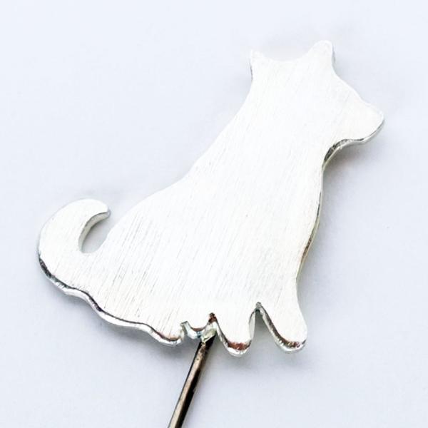 紅女　　シルバーハットピン犬（おすわり）かわいらしい犬のモチーフ！　おすわりしたシルエットをベースと...