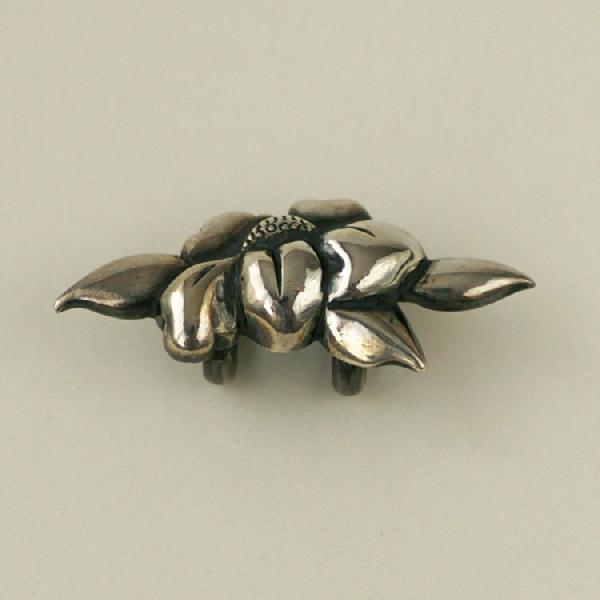 紅女　　シルバー黒いぶしつばき帯留め