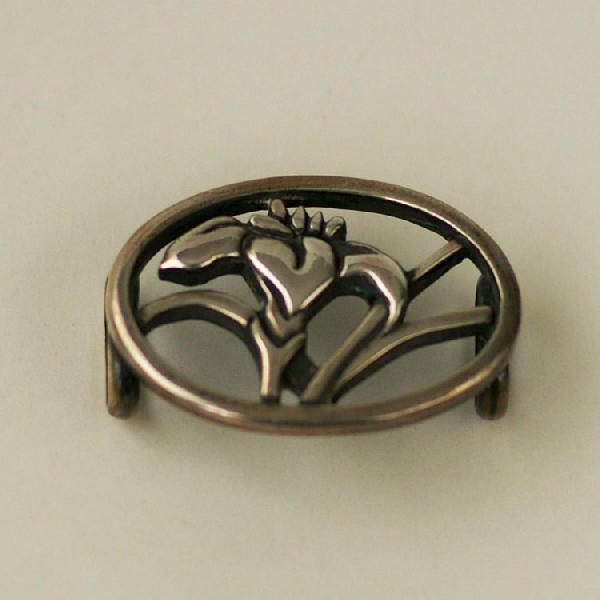 紅女　　シルバー黒いぶしあやめ帯留め