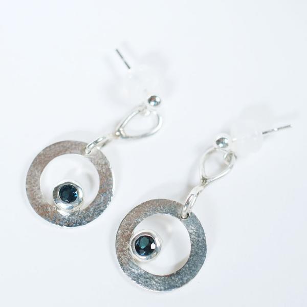 紅女　シルバーピアス（ブルートルマリンダーク）　円盤型のフォルムが揺れるたびに光が乱反射する！