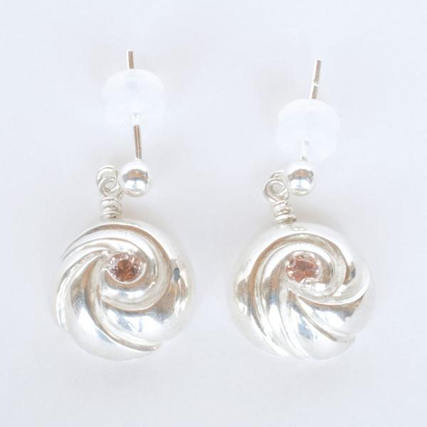 紅女　シルバーうずまきピアス（シャンパーニュガーネット）コロンとしたドーム型のフォルムがポイント