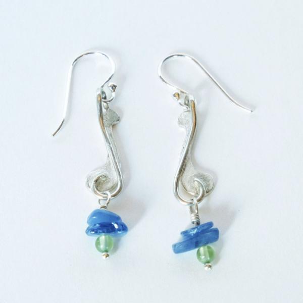 紅女　シルバーピアス（カイヤナイト　ペリドット）　横顔を彩る！サイドからのデザイン性にこだわりました...