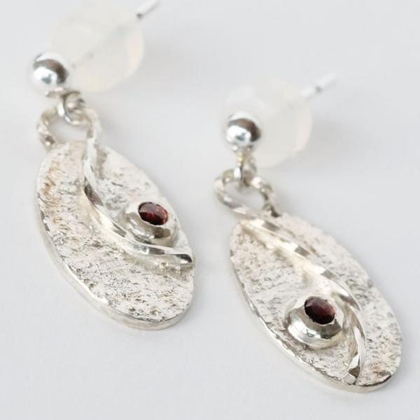 紅女　シルバーアシンメトリーピアス（ガーネット）