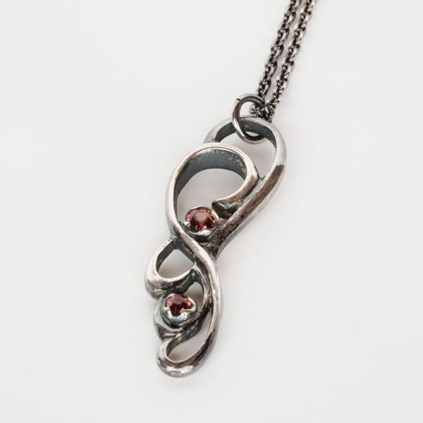 紅女　いぶしシルバー・ガーネットペンダント