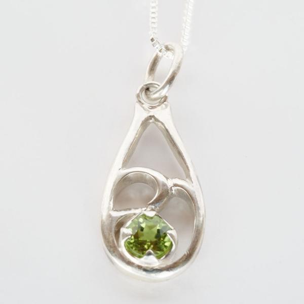 紅女　ボタニカルシルバーペンダント（ペリドット）