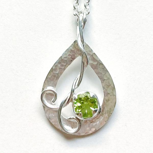 紅女　シルバーペアシェーブ唐草ペンダント（ペリドット）