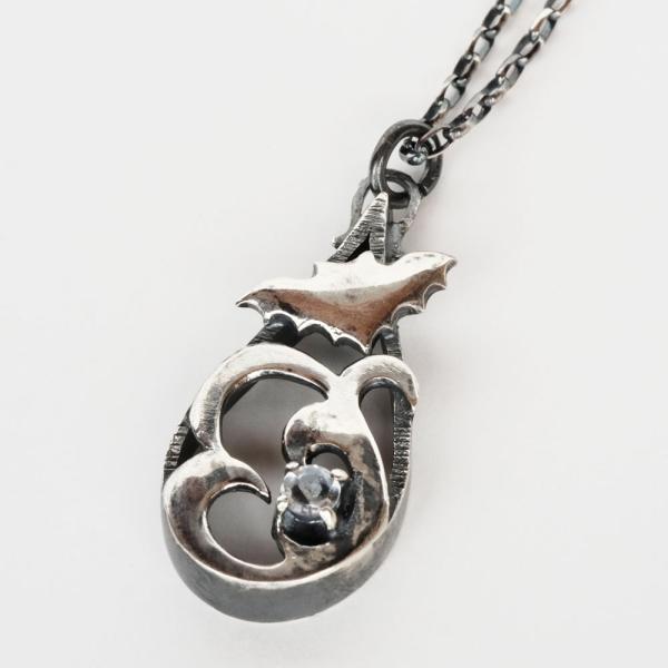 紅女　いぶしシルバーコウモリペンダント（ロイヤルブルームーンストーン）
