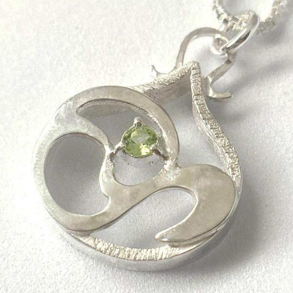 紅女　シルバーボタニカルペンダント（ペリドット）