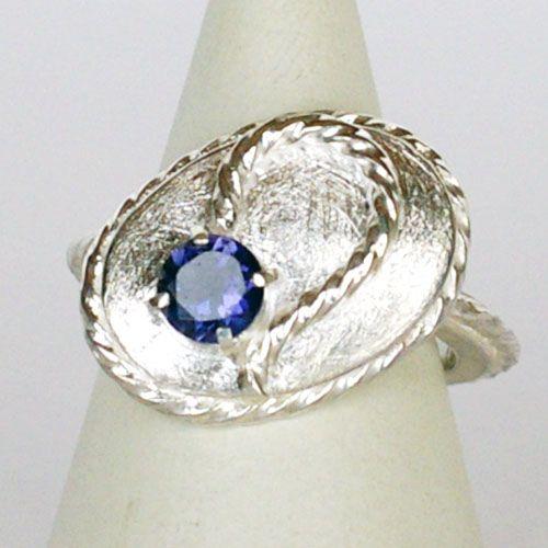 紅女　　アイオライトシルバーリング　　存在感のある一点もののアイオライトシルバーリング