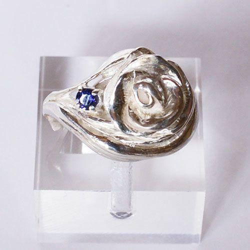 紅女　　アイオライト・薔薇引き目リング