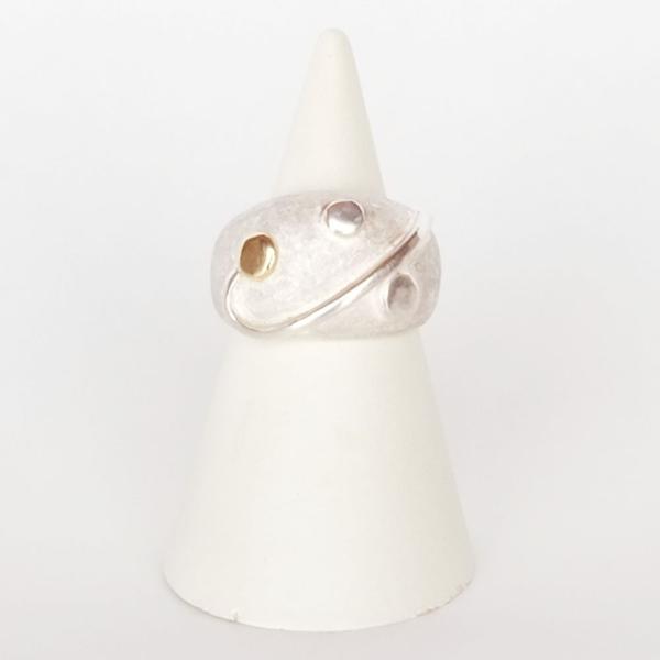 紅女　シルバー K18フリーサイズドットリング　表情をつけたシルバーにゴールドがアクセント