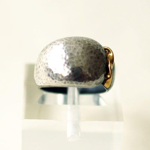 紅女　シルバー K18フリーサイズリング　黒くいぶしたシルバーにゴールドがアクセント