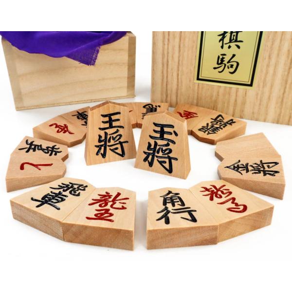 将棋駒 斧折上彫駒 裏朱字 駒箱付き ※独特の趣き 裏朱字の指し味良い山形県天童製の斧折上彫駒