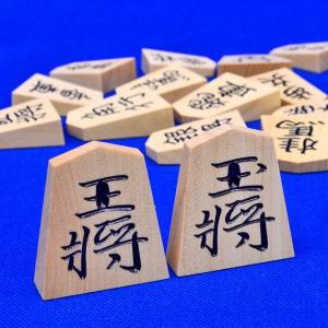 将棋駒 黄楊特上彫駒 菱湖書 ※駒箱付【囲碁将棋専門店の将碁屋 将棋駒 黄楊特上彫駒 菱湖書 ※駒箱付【囲碁将棋専門店の将碁屋