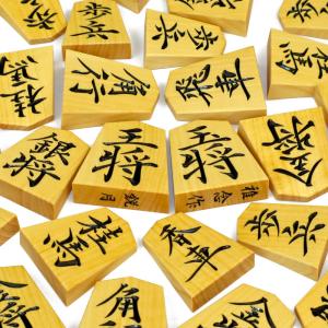 将棋駒 稚念作 御蔵島産本黄楊 彫駒 鋭月書 桐平箱付き　※力強さと鋭い独特の書の趣、個性豊かな書体の彫駒【囲碁将棋専門店の将碁屋】