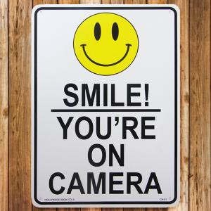 プラスチックサインボード 笑って！監視カメラに写ってます SMILE! YOU'RE ON CAMERA CA-51 男前インテリア メッセージ アメリカン雑貨｜t-bravo