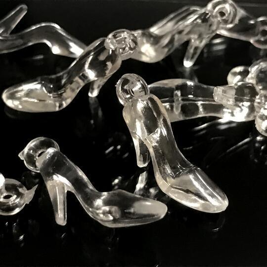 （10個セット）小さなガラスの靴のアクリルチャーム シンデレラ ハイヒール クリア 透明感 パーツ ...